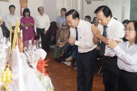 Các đại biểu thắp hương lên bàn thờ Tổ tại nhà thờ Tổ Sân khấu, phường Cầu Ông Lãnh, Thành phố Hồ Chí Minh. (Ảnh: QUỐC THANH)