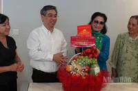 Đoàn lãnh đạo thành phố thăm, tặng quà cho nghệ sĩ nhân dân Trà Giang.