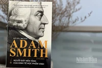 Bìa cuốn sách "Kỷ yếu 300 năm Adam Smith (1723-2023) - Người đặt nền tảng của kinh tế học phồn vinh". (Ảnh: LINH BẢO)