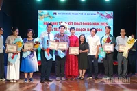 Trao Giấy khen của Liên hiệp các Hội Văn học Nghệ thuật Thành phố Hồ Chí Minh cho các đơn vị xuất sắc. (Ảnh: LINH BẢO)