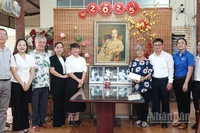 Đoàn công tác chụp ảnh lưu niệm với Nghệ sĩ Ưu tú Phi Yến (thứ tư từ phải sang) tại nhà riêng. (Ảnh: Mạnh Hảo)