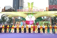 Các đại biểu thực hiện nghi thức cắt băng khai mạc Lễ hội Đường sách Tết Ất Tỵ 2025. (Ảnh: Linh Bảo)