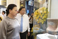 Nguyên Chủ tịch Quốc hội Nguyễn Thị Kim Ngân tham quan trưng bày (Ảnh Quốc Thanh).