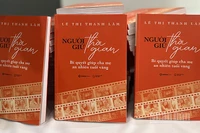 Bìa cuốn sách “Người giữ thời gian” của tác giả Lê Thị Thanh Lâm. (Ảnh: MẠNH HẢO)