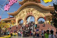 Khách tham quan xếp hàng vào cổng Suối Tiên trong dịp Tết Bính Ngọ 2026. (Ảnh: Thương Lê)