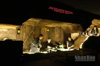 Tái hiện Địa đạo Củ Chi trong Nhà Truyền thống trong vở Đất Thép (Ảnh: Linh Bảo).