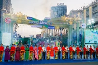 Các đại biểu thực hiện nghi thức cắt băng khai mạc Lễ hội. (Ảnh: LINH BẢO)