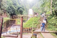 Các dịch vụ du lịch ở Măng Đen vẫn còn khá sơ sài.