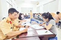 Người dân thực hiện thủ tục thi sát hạch lái xe ô-tô.