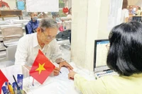 Xã Nhà Bè chi trợ cấp hưu trí xã hội hằng tháng cho người cao tuổi.