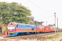 Đoàn tàu chở hàng liên vận quốc tế chạy qua ga Cao Xá (thành phố Hải Phòng).