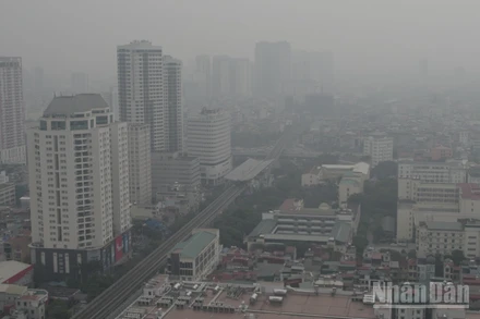 Tình trạng không khí Hà Nội vẫn tiếp tục ở mức rất xấu. (Ảnh: HOÀI AN)