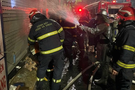 Lực lượng chức năng khẩn trương tiếp cận hiện trường, triển khai công tác chữa cháy và cứu nạn, cứu hộ. (Ảnh: Công an thành phố Hà Nội)