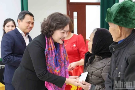 Đồng chí Nguyễn Thị Hồng, Ủy viên Trung ương Đảng, Thống đốc Ngân hàng Nhà nước Việt Nam tặng quà Tết cho các gia đình chính sách ở Sơn La.