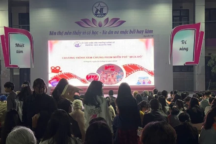 Hơn 400 người có mặt tại Trường trung học cơ sở Nguyễn Trãi để xem phim Mưa đỏ. (Ảnh: HÀ NHUNG)