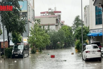 [Video] Mưa lớn gây ngập úng, ảnh hưởng đến đời sống người dân Thủ đô