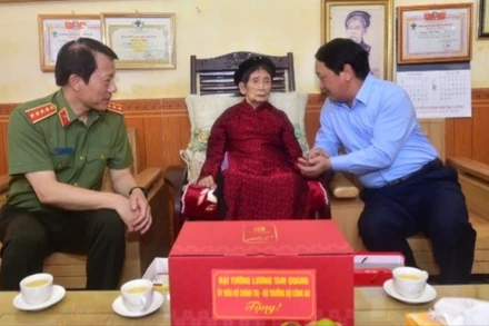 Đại tướng Lương Tam Quang và Bí thư Tỉnh ủy Tuyên Quang Hầu A Lềnh đến thăm Bà Mẹ Việt Nam Anh Hùng Nguyễn Thị Nhớn, phường An Tường, tỉnh Tuyên Quang.