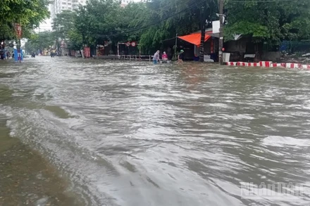 Khu vực Cầu Bưu-Yên Xá vẫn còn ngập sâu, đi lại khó khăn.