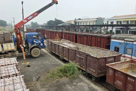 Tổng công ty Đường sắt Việt Nam tổ chức vận chuyển miễn phí 1 triệu viên gạch từ miền bắc vào miền trung, phục vụ việc xây dựng và sửa chữa nhà cho người dân bị ảnh hưởng mưa lũ.