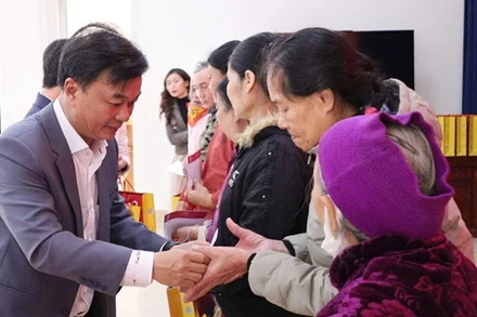 Phó Bí thư Tỉnh ủy, Chủ tịch Ủy ban Mặt trận Tổ quốc Việt Nam tỉnh Quảng Trị Nguyễn Chiến Thắng trao quà Tết đến các hộ dân phường Đồng Thuận.