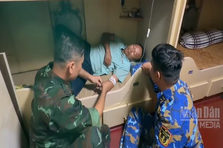 [Video] Tàu 741 kịp thời cấp cứu ngư dân bị đột quỵ tại quần đảo Trường Sa 