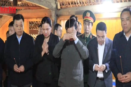 [Video] Phó Thủ tướng Trần Hồng Hà thăm hỏi gia đình nạn nhân trong vụ chìm tàu ở hồ Thác Bà 