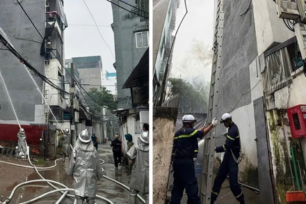 Lực lượng chức năng chữa cháy nhà trong ngách sâu ngõ hẹp. (Ảnh: Công an thành phố Hà Nội )