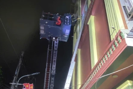 Xe thang, thang 3 được sử dụng để tiếp cận từ trên cao, tổ chức cứu người trong đám cháy đêm 8/2 tại xã Đông Anh, Hà Nội.