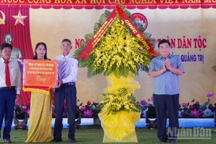 Phó Thủ tướng Chính phủ Nguyễn Chí Dũng tặng hoa chúc mừng cán bộ, nhân dân thôn Liêm Công Tây.