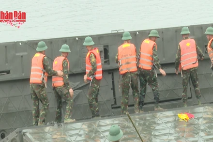 [Video] Phú Thọ triển khai cầu phao tạm thời qua sông Lô