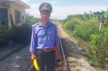 Anh Nguyễn Sơn Oánh là nhân viên gác chắn đường ngang thuộc Công ty Cổ phần Đường sắt Nghĩa Bình.
