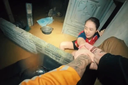 [Video] Hồi hộp giây phút giải cứu 40 người dân thoát khỏi nơi nguy hiểm ở Tuyên Quang