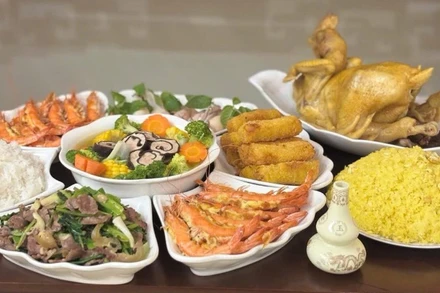 Những món ăn mới như nem hải sản, tôm nướng phô mai xuất hiện trong mâm cúng của gia đình trẻ.
