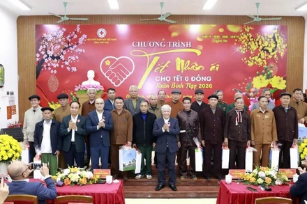 Phó Chủ tịch Thường trực Quốc hội Đỗ Văn Chiến và Bí thư Tỉnh ủy Phú Thọ Phạm Đại Dương tặng quà cho người có uy tín trên địa bàn xã Đạo Trù.