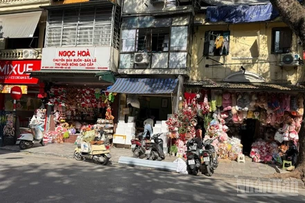 Vỉa hè trên phố Hàng Lược trở nên thoáng đãng hơn trước rất nhiều. (Ảnh: HÀ NHUNG)