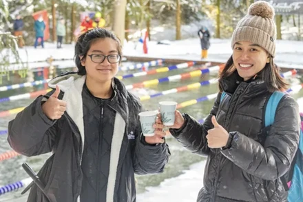 Phan Anh và Huấn luyện viên Nhung Bùi cùng đồng hành tại giải bơi nước băng tại Đức.