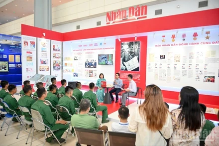 Lễ giới thiệu cuốn sách “Những bài viết về văn hóa, báo chí của Bác Hồ trên Báo Nhân Dân” tại Hội báo Toàn quốc 2025. (Ảnh: THẾ ĐẠI)