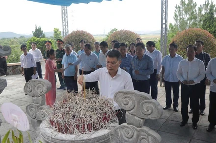 Đồng chí Lê Minh Hưng cùng các thành viên đoàn công tác dâng hương tại Khu di tích cố Tổng Bí thư Trần Phú.