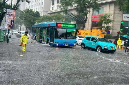 Xí nghiệp Thoát nước số 1 ứng trực trên phố Phan Bội Châu.