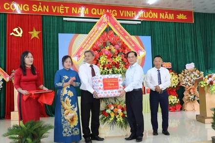 Phó Thủ tướng Bùi Thanh Sơn tặng quà cho khu dân cư Hương Trầm.