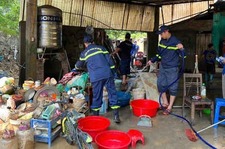 Hàng trăm cán bộ chiến sĩ Phòng Cảnh sát Phòng cháy, chữa cháy và cứu nạn, cứu hộ tham gia hỗ trợ nhân dân khắc phục hậu quả mưa lũ. (Nguồn: Công an Thành phố Hà Nội)