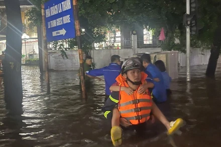 Lực lượng chức năng nỗ lực hỗ trợ nhân dân trong các tình huống khẩn cấp, khó khăn. (Ảnh: Công an thành phố Hà Nội)