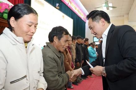 Đồng chí Phan Văn Hùng, Phó Tổng Biên tập Báo Nhân Dân, Chủ tịch Quỹ Hạt giống Việt tặng quà Tết hộ gia đình chính sách tại xã Tân Trào.