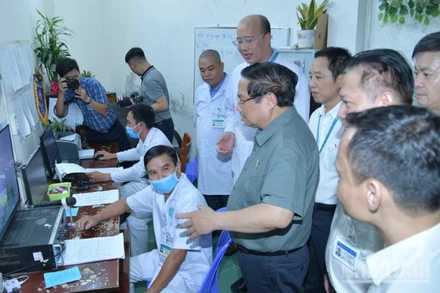 Thủ tướng Phạm Minh Chính thăm phòng máy xạ trị Cobalt của Bệnh viện Ung bướu thành phố Cần Thơ. (Ảnh: Thanh Giang)