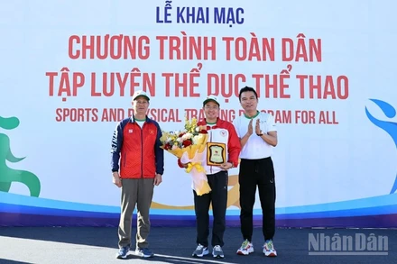 Ban tổ chức trao hoa và kỷ niệm chương tặng địa phương đăng cai Chương trình “toàn dân tập luyện thể dục thể thao năm 2025”.