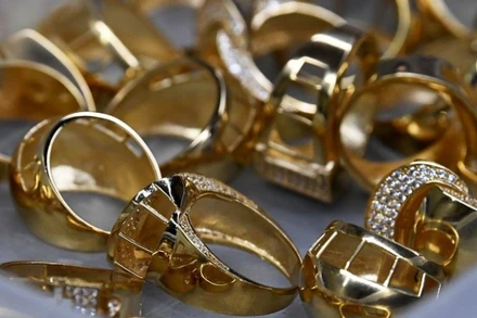 Trang sức vàng được bày bán tại cửa hàng ở Istanbul, Thổ Nhĩ Kỳ. (Ảnh: THX/TTXVN)