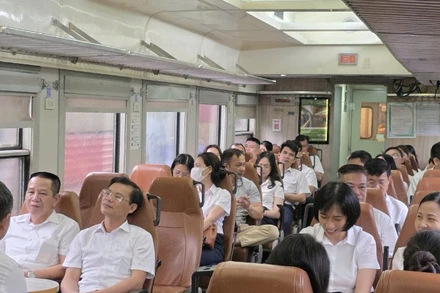 Sáng 22/9, tàu HP15 chính thức vận hành đưa đón gần 200 cán bộ Hải Phòng đi làm.