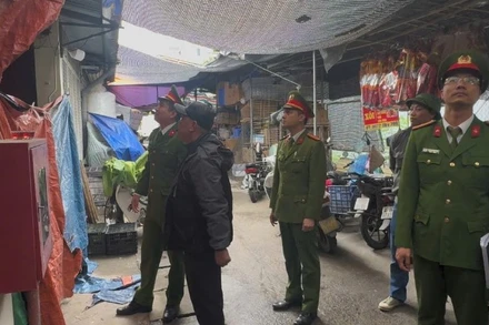 Lực lượng chức năng kiểm tra công tác thực hiện phòng cháy chữa cháy tại chợ dân sinh. (Ảnh: HÀ NHUNG)