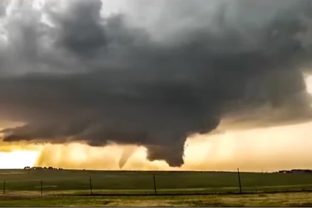 Lốc xoáy là loại hình thiên tai nguy hiểm.