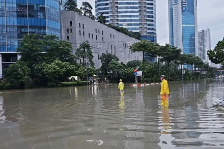 Xí nghiệp Thoát nước số 2 ứng trực, phân luồng giao thông tại Dương Đình Nghệ.